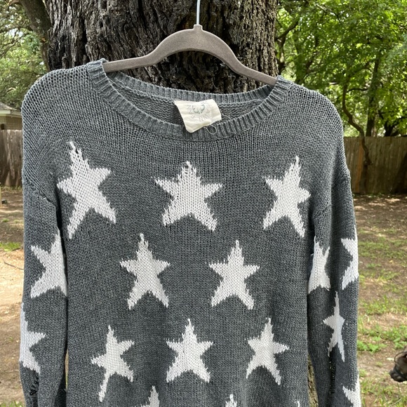 Star Power Distressed Knit Sweater from VICI - Picture 2 of 4